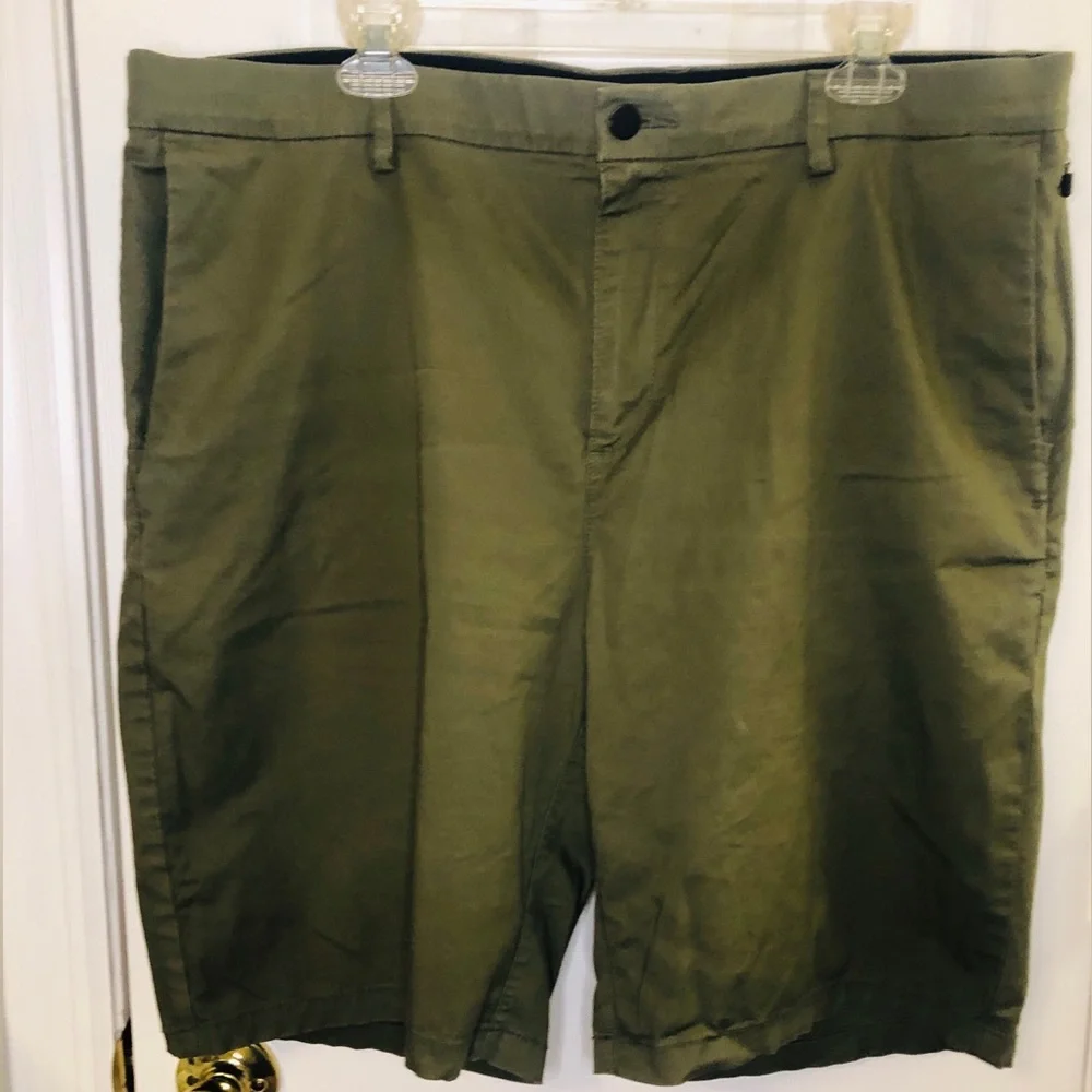 NWOT Old Navy Army Green Flat-Front Men’s Shorts